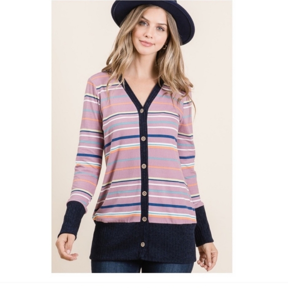 V-neck long sleeves top front button placket. - Picture 3 of 6